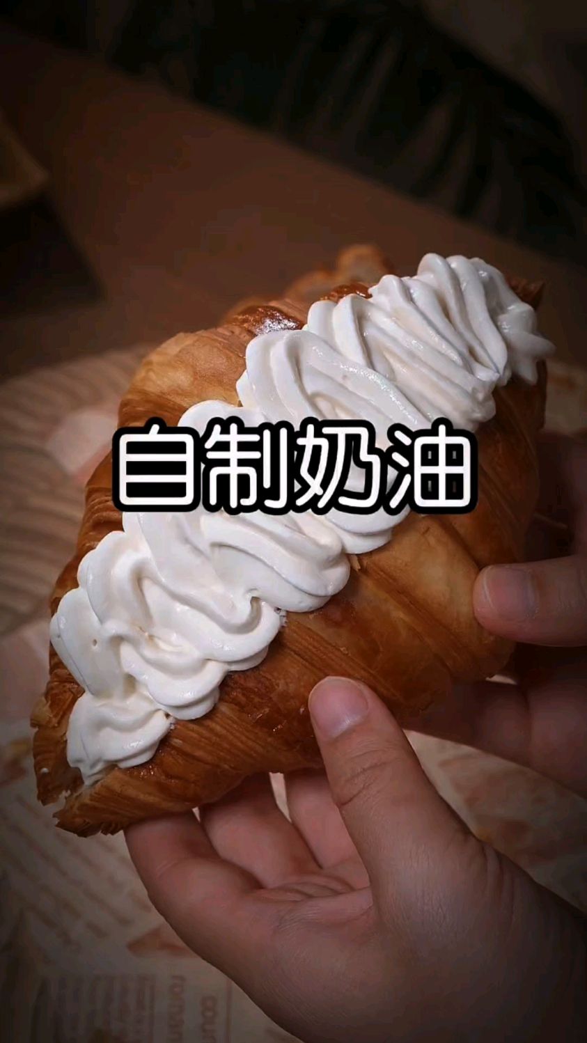 很多朋友都不知道用家里最简单的东西就可以做成奶油